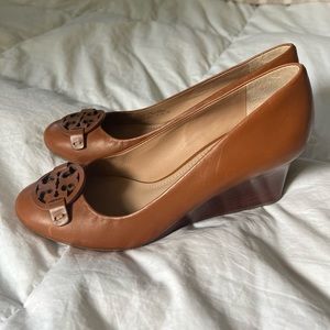 PRE LOVED TORY BURCH BROWN
LEATHER WEDGES
BROWN WOMEN